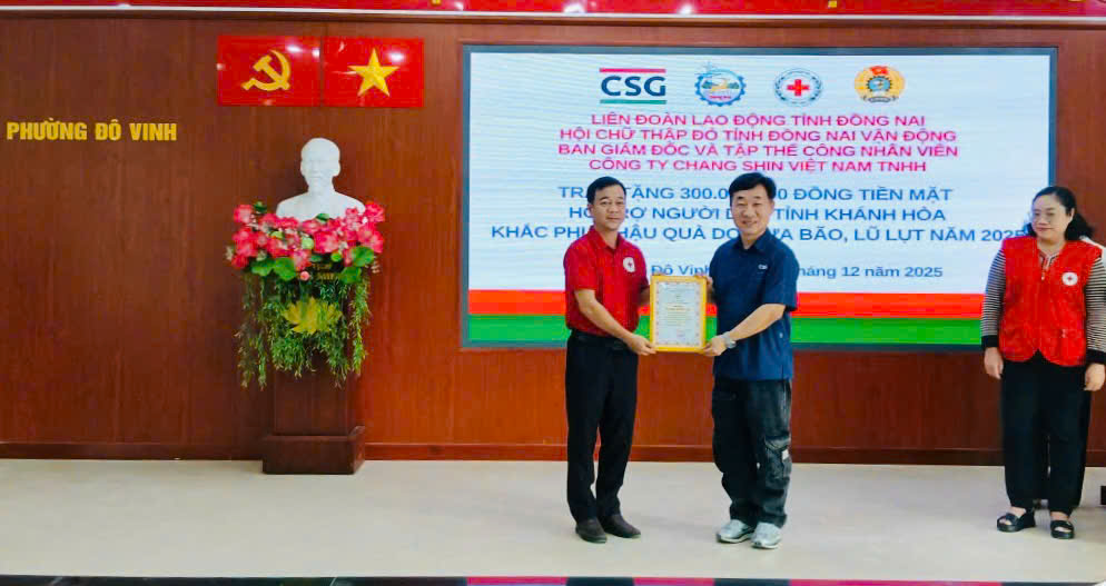 Chiều 17-12, Hội Chữ thập đỏ tỉnh Khánh Hòa phối hợp với Hội Chữ thập đỏ tỉnh Đồng Nai trao hỗ trợ cho 300 hộ dân bị thiệt hại do lũ lụt thời gian vừa qua tại phường Đô Vinh